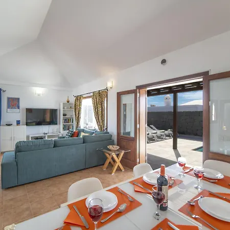 Villa Beautiful Lanzarote 3 Bedrooms Strelitzia South Facing & Secluded Private Pool