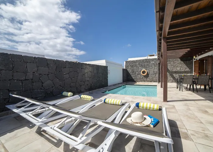 Villa Beautiful Lanzarote 3 Bedrooms Strelitzia South Facing & Secluded Private Pool