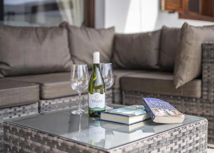 Beautiful Lanzarote 3 Bedrooms Strelitzia South Facing & Secluded Private Pool * 普拉亚布兰卡