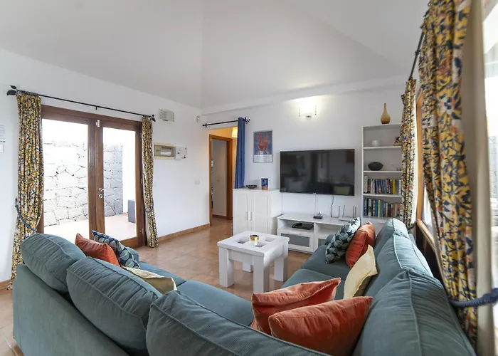 别墅 Beautiful Lanzarote 3 Bedrooms Strelitzia South Facing & Secluded Private Pool 普拉亚布兰卡